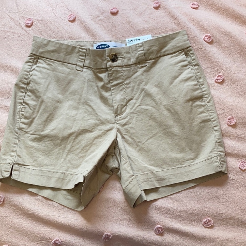 Old Navy khaki 5in everyday short
